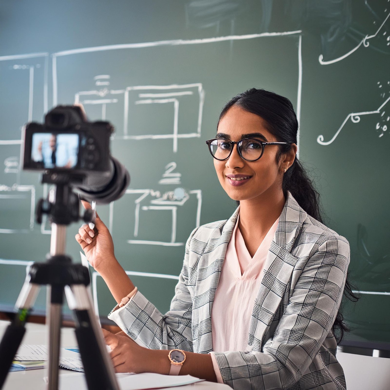 A female teacher teaching on Maximum Learninig